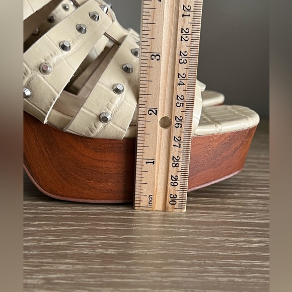 Vince Camuto Platform‎ Studded Sandals 8 - Picture 13 of 13